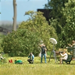 Busch 79810 HO Photographers with Accessories 4 Figures Props Nonworking Lights Bench Crates Aliens